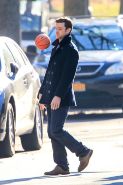deerpong:  Justin Timberlake looks morose as his own center of gravity attracts a child’s basketball 