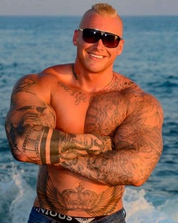musclemen-nudes: dragon86xxx: Patrick Teichert another beautiful body ruined by tattoos 