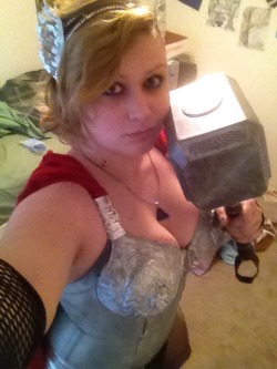 chlorokin: On our way to Wizard World Con in Austin, TX!! Punk!Lady Thor will be there to mingle and say hello 😘😊 “Whosoever holds this hammer, if they be worthy, shall possess the power of Phwoar!” 😍😍