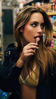 i-would-date-her:  Barbarita Homs is Lollipop girl 😊 