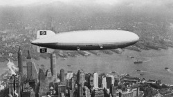 Cette photo montre le célèbre zeppelin Hindenburg survolant Manhattan tout en arborant le drapeau nazi, en 1937. L’image surréaliste a été prise seulement quelques heures avant que l’avion ne s’écrase dans l’aérodrome de Lakehurst dans