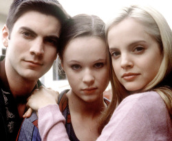  Wes Bentley, Thora Birch, and Mena Suvari on the set of American Beauty, 1999             