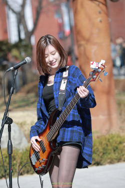 Bebop bassist Ji In