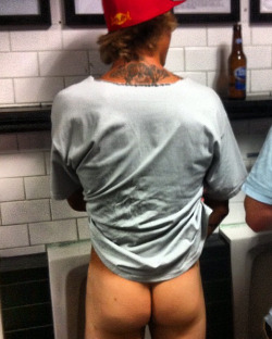 2sthboiz:  LOVE A DUDE WHO DROPS HIS DAKS FOR A PISS PERFECT TIME TO TAKE A PIC