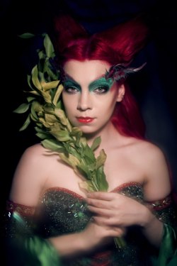 groteleur:  Poison Ivy (Pamela Isley)What Do You Know About Poison Ivy?If you were to encounter a patch of poison ivy, we hope you could get through it!  That&rsquo;s pretty awesome Poison Icy cosplay.