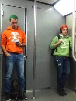 copperfishy:  bufavulous:  basedquinlan:  awesomephilia:  These two guys entered the metro from different stations and don’t even know each other. (via)  soulmate  #is that phineas and ferb rob thinks like i do  Shipping it so hard…
