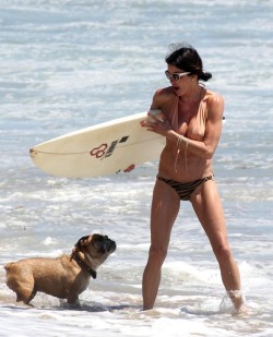 fitgirlbods:  Janice Dickinson Takes Her Dogs and Surf Board to the Beach
