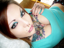 tattoo18plus:  Hot Chicks with Tattoos 