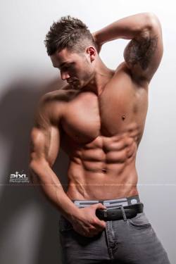musclegazer:Nicolas Gomez by Ronny Clement