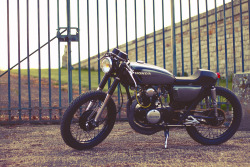 caferacerpasion:  Honda CB125K5 Cafe Racer by Dauphine Lamarckwww.caferacerpasion.com