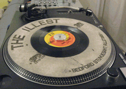 djmikecrash:  Much love for my 45s (and my old Ten Deep slipmats!) 