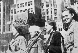 Femmes partisanes lors de la libération de Minsk, 1944.