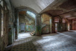 destroyed-and-abandoned:  Abandoned building in Beelitz, Germany 