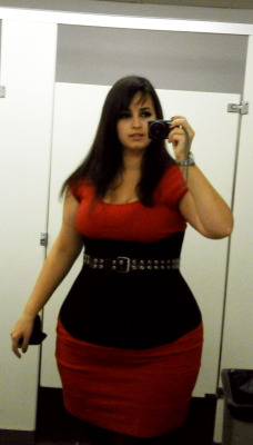 doubleds-or-better:  chubby-bunnies:  Mara, US size 20, 24 y.o./ Canada Don’t know about you, but I actually like how I looked for the concert. So why not come talk to me?  She’s hot!!