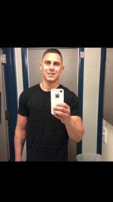 hotguyswithface:  campusfun:  militaryboysunleashed:  Marine… Big ol dick.  Hope you enjoy what you see if you do follow me here, and we always enjoy fan pics here  Come check out my blog. Stay a while, drop you pants and take off a load, we don’t
