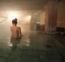 Japanese onsen, via oguro.keita  群馬県 四万温泉「鐘寿館」写真の混浴露天に家族風呂、ゆる～い雰囲気の貸切風呂など、1泊では物足りない気持ちになります。  