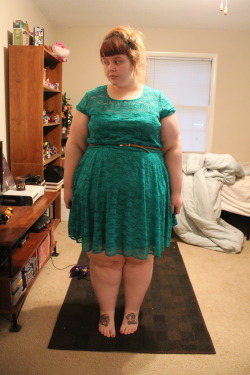beccabae:  so basically I slept with my hair in a bun and have done absolutely nothing to my face, but I really wanted to show off how great this dress isit’s the lace skater dress from ASOS in green (the green is way prettier in person btw) and this