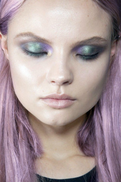 Such a beautiful face loving the purple hair and the eye shadow looks amazing.