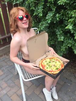 yourlittleredhead:  Pizzzza makes me happpy