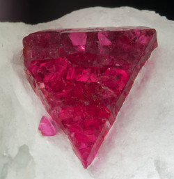 fuckyeahmineralogy:  Spinel on Calcite; Burma (via Fabre Minerals)