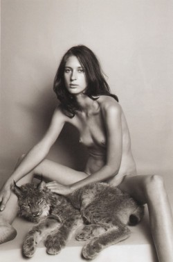 nudeartgallery:  La fille et le lynx. Photo de Ryan McGinley pour MUSE Artwork (hivers 2009) 