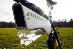  New self-filling water bottle harvests drinking water from the airA new self-filling water bottle has been invented that can not only serve as a nifty device for long bike tours and races, but could also offer a new method of fresh water collection in