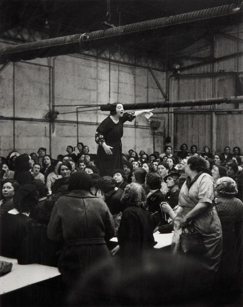 Willy Ronis - Rose Zehner, déléguée syndicale, pendant une grève chez Citroën, Javel, Paris, 1938 Nudes &amp; Noises  