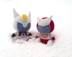sour-goji:  xD  The only proper thing to do when the weather decides to dump snow? Take plushies out for some snow pics :D    