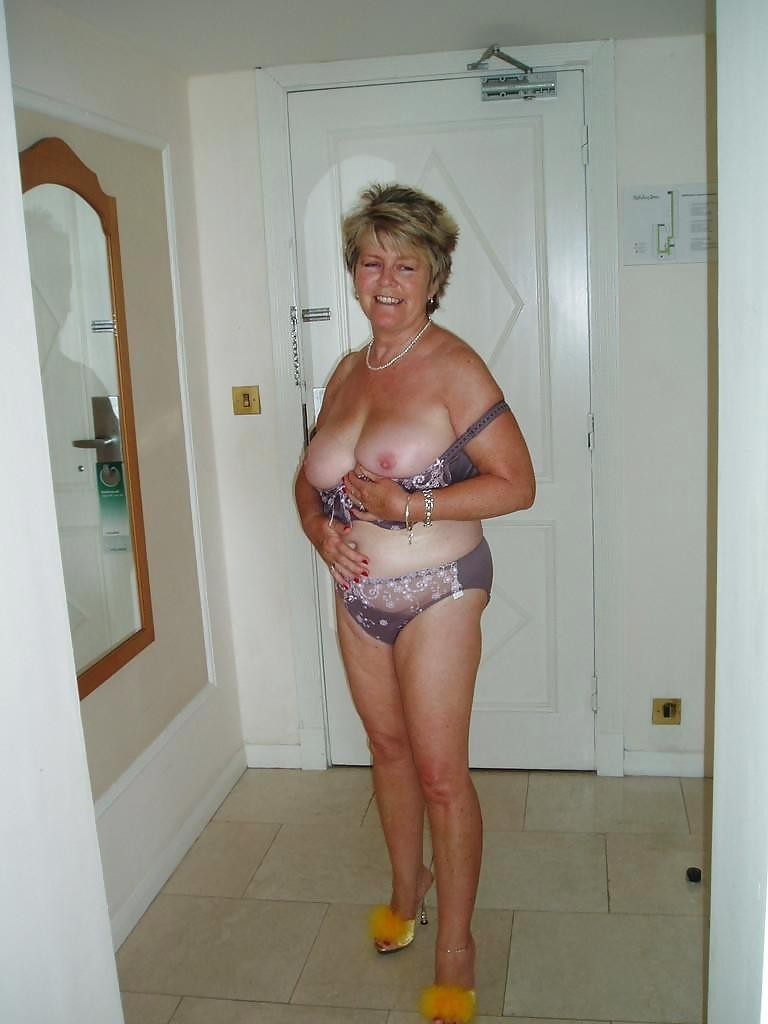 Mature wife flashing pussy