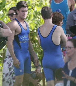 celebrtybulges:  Zac Efron bulges in a singlet while filming a new movie 