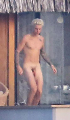 boyssexxx:  alekzmx:  Justin Bieber caught naked… but this time like for real, totally naked!  Quiero maaaas❤