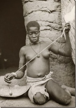 dianeaudreyngako:  “Young Bobo girl spins thread”, photographer Berthier (Joseph, Louis), Burkina Faso (1945-1961) 