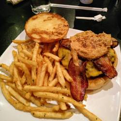Peanut butter bacon cheeseburger 😵😱 #foodporn #food #instafood #bacon #peanutbutter #usa #roadtrip #california #cheeseburger  (presso The Dillinger)