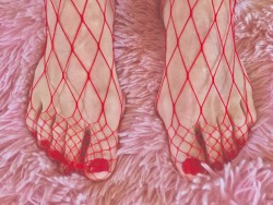 sohard69red:  Frankly Scarlet toes captured by a trio of fishnets.