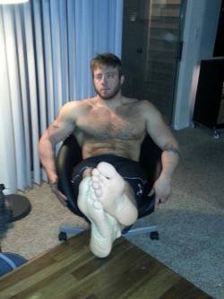 myfriendsfeet:I love this pic @AaronBruiser sent me of his feet before we even met. Such a sexy stud!
