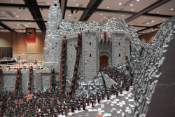 thegirlsajezebel:  brain-food:  The Battle of Helm’s Deep already has its own official LEGO version, but the licensed set has nothing on this mind blowing set built by Lord of the Rings fans Rich-K and Big J. As where the official LEGO version features