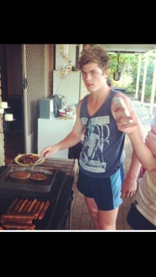 footyshortboy:  footyshortsteen:  Ill take a sausage from this fella!  Yummy 