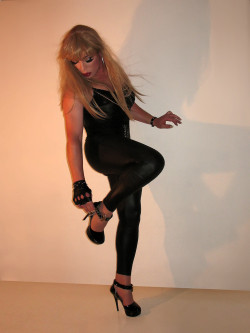 crossdressing-habit:  crossdressing and shemale stories at: http://bit.ly/YEw77s, more crossdressing and transsexual photos at: http://bit.ly/13lEKI5  Sexy! Love the look!