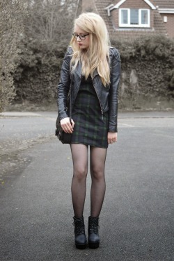 fashion-tights:  PLAID DRESS + (LONDON RETRO GIVEAWAY)http://www.sammi-jackson.com/2014/04/plaid-dress-london-retro-giveaway.html   (via Bloglovin’)