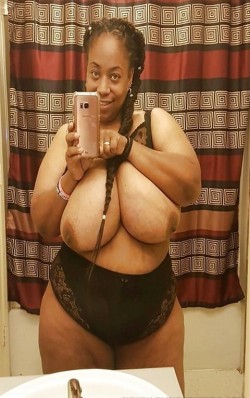 Beautiful black boobs and selfies make a *very sexy blend&hellip; 