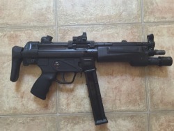 leroy-sisterphister:  cerebralzero:  Is this one of those 10MM MP5′s?  The .40 and 10mm MP5 use the same magazine.  They look identical if you can’t read the roll mark.