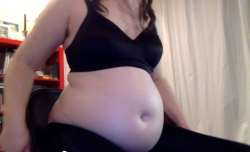 peachypearchub:  pics from a donut stuffing someone sponsored! Look at how my belly hangs now…
