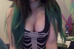 hempbabee:  tangerine-treees:  valentines alone  You’re such a cutie and you’re boobs are amazing