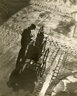 poboh:  Le Remouleur (The Knife Grinder), ca 1930, Fernand Triol. (Source： Vintage Works and  I Photo Central  ) 