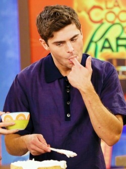 just-zac-efron:imagine baking with him