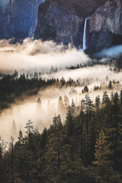 &ldquo;Misty Veil&rdquo; - Bridal Veil Falls, Yosemite Valley, CaliforniaPhorographer: Jared Warren