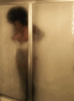 glamazontyomi:  Sis took a picture of me while I was showering. The blur effect from the glass of the shower doors made me look like a painting