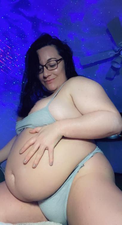 curvage-casey:  Could not possibly be more obsessed with my belly hang 🤤🤣😻💦 more and more of my fupa disappears every day as my gut hangs lower and lower. These pics were on an empty belly too, I am THAT big now 😍 