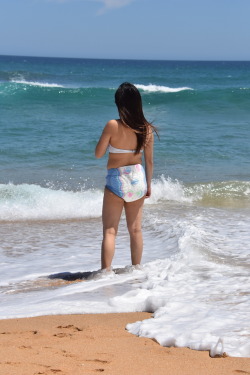dipsandlife:  Diapers and sports: Part 5Diapers and swimmingThis topic has already been themed similarly in a previous post some time ago. Wearing diapers openly at the beach or when visiting a swimming pool is probably the most challenging thing your