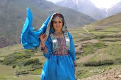 warkadang:  Afghan women’s clothes shown in the music video to Shafiq Mureed’s song “Khanda Ko”. These are the type of Afghan clothes and jewelry that are not bound to a specific ethnic group (as seen here, here and here). 